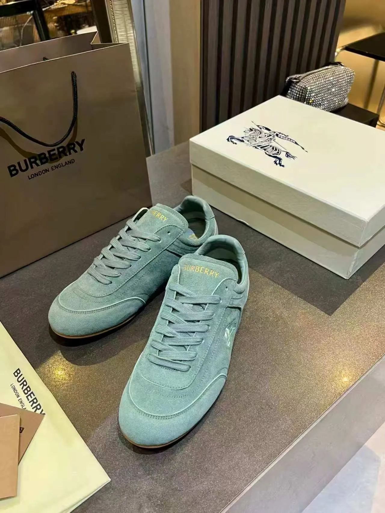 Burberry গ্রিন বেইজ স্যুড উপর লো-টপ সিলুয়েট লাইফস্টাইল স্নিকার্স 4