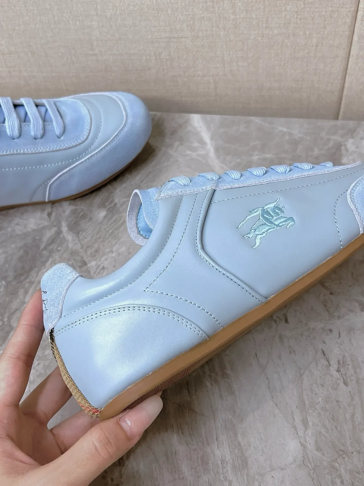 Burberry Knight হালকা নীল সুয়েড-লেদার লাইফস্টাইল স্নিকার 4