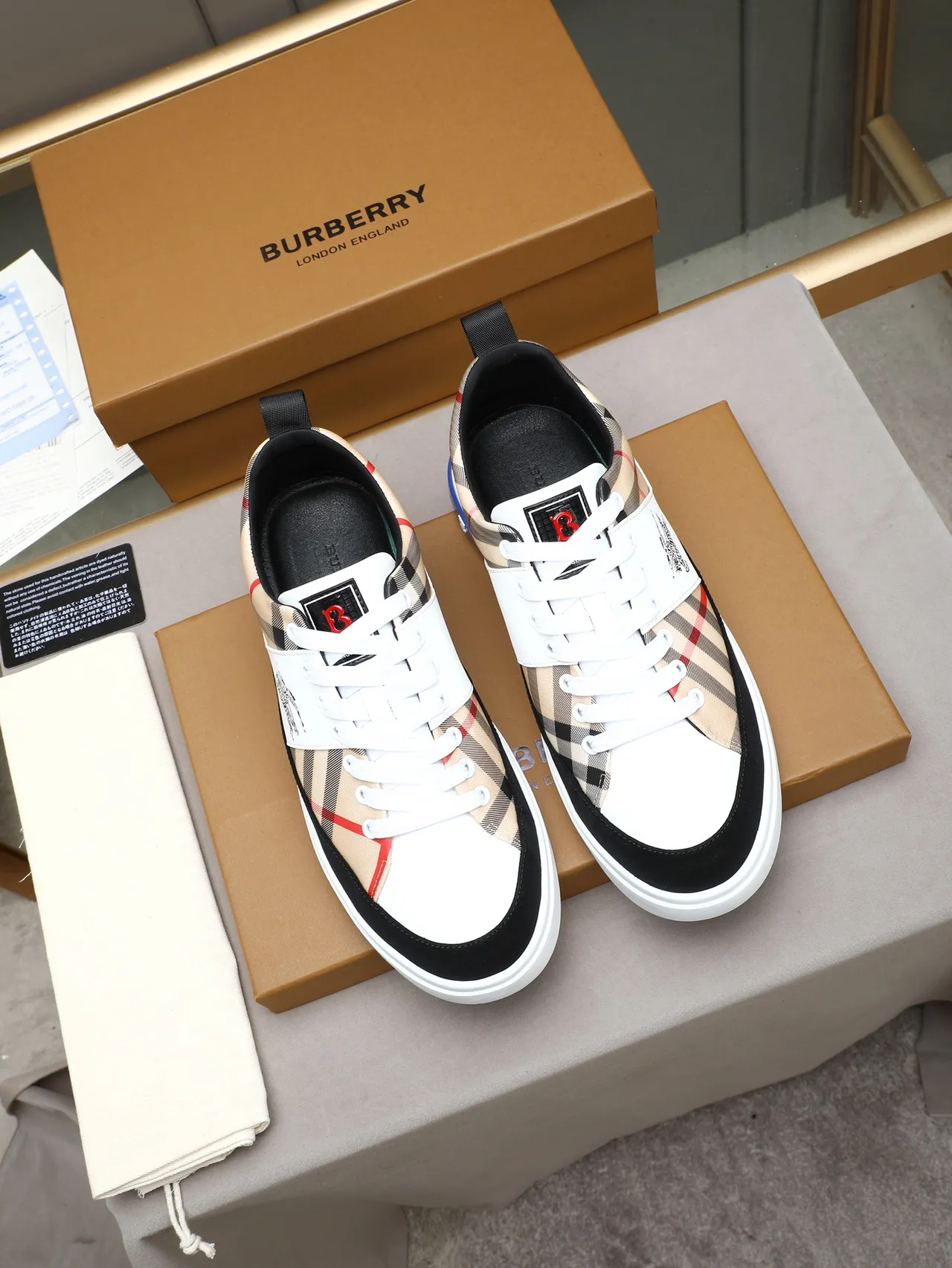 Burberry Knight Low باترون الشيك حذاء لايف ستايل 3