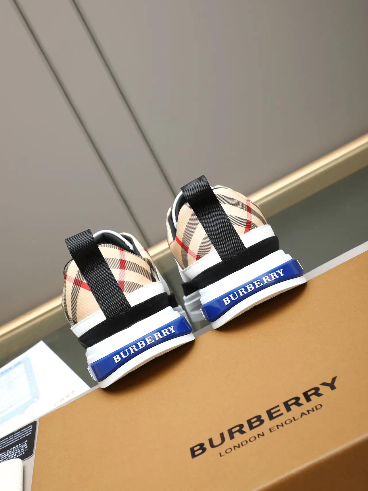 Burberry Knight Low باترون الشيك حذاء لايف ستايل 4