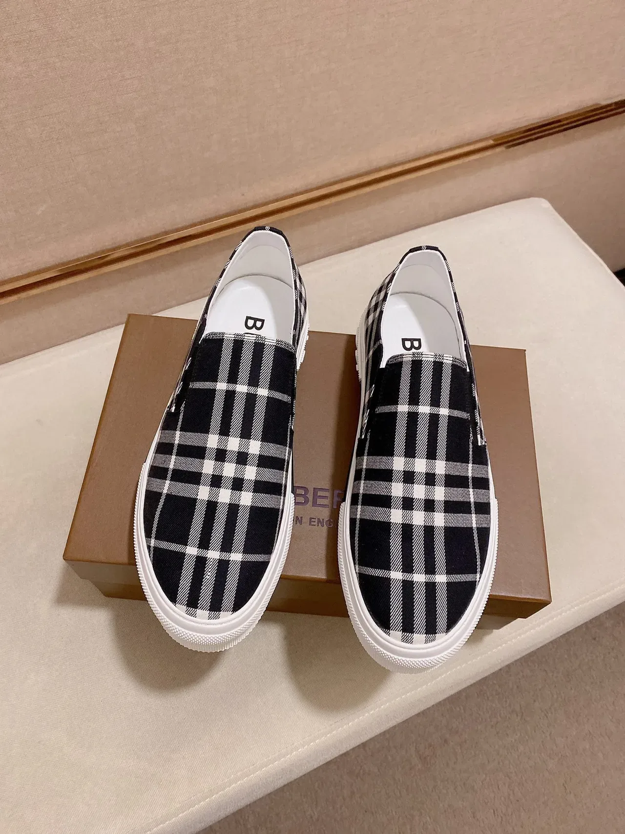 Burberry Knight Navy e Casa Branca Check slip-on lifestyle sneakers 2