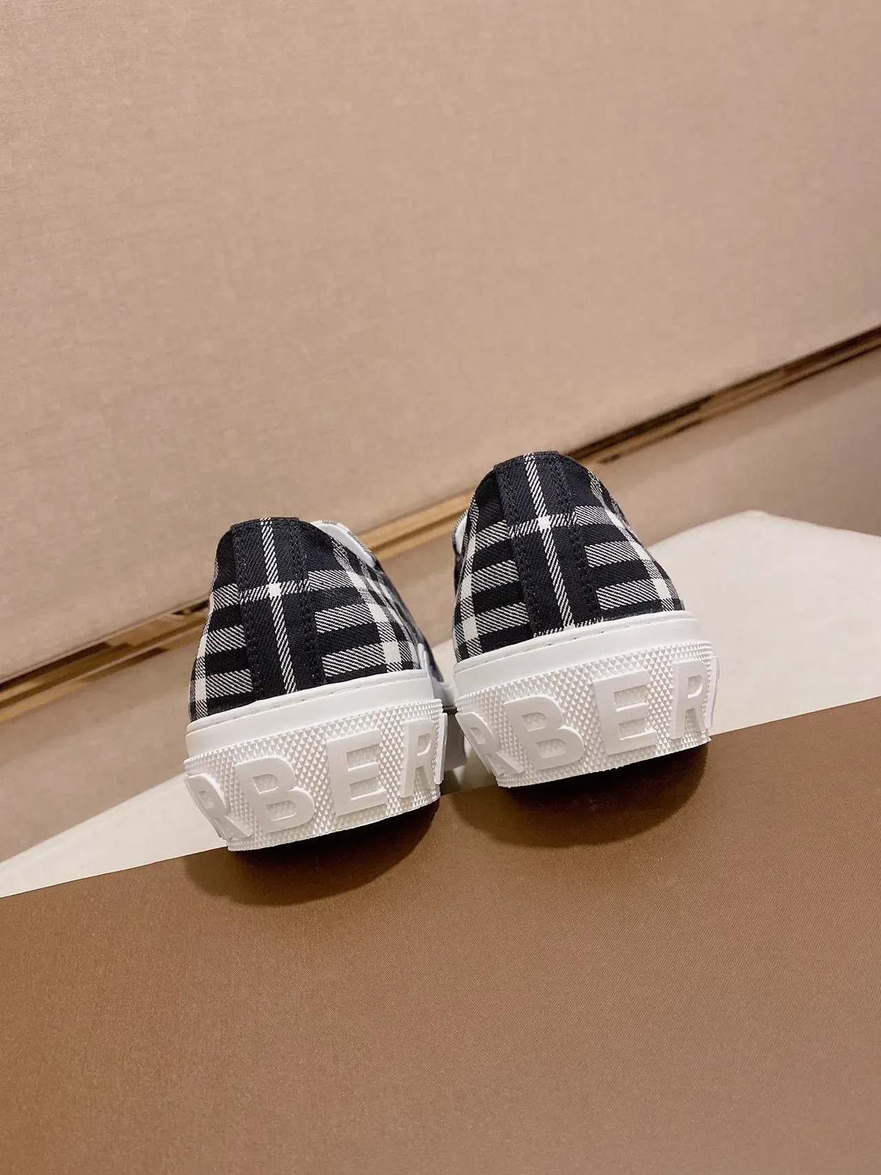 Burberry Knight Navy e Casa Branca Check slip-on lifestyle sneakers 3