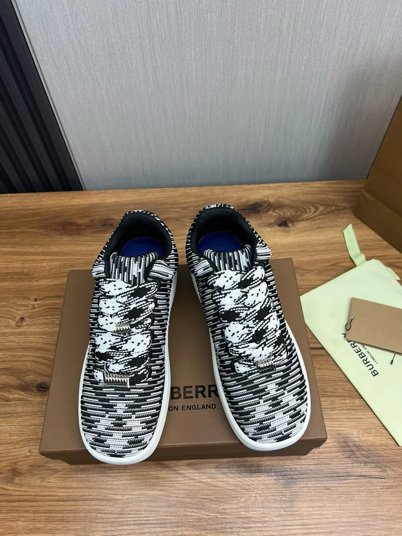 Burberry tricot rayé noir blanc sneakers de style de vie 2