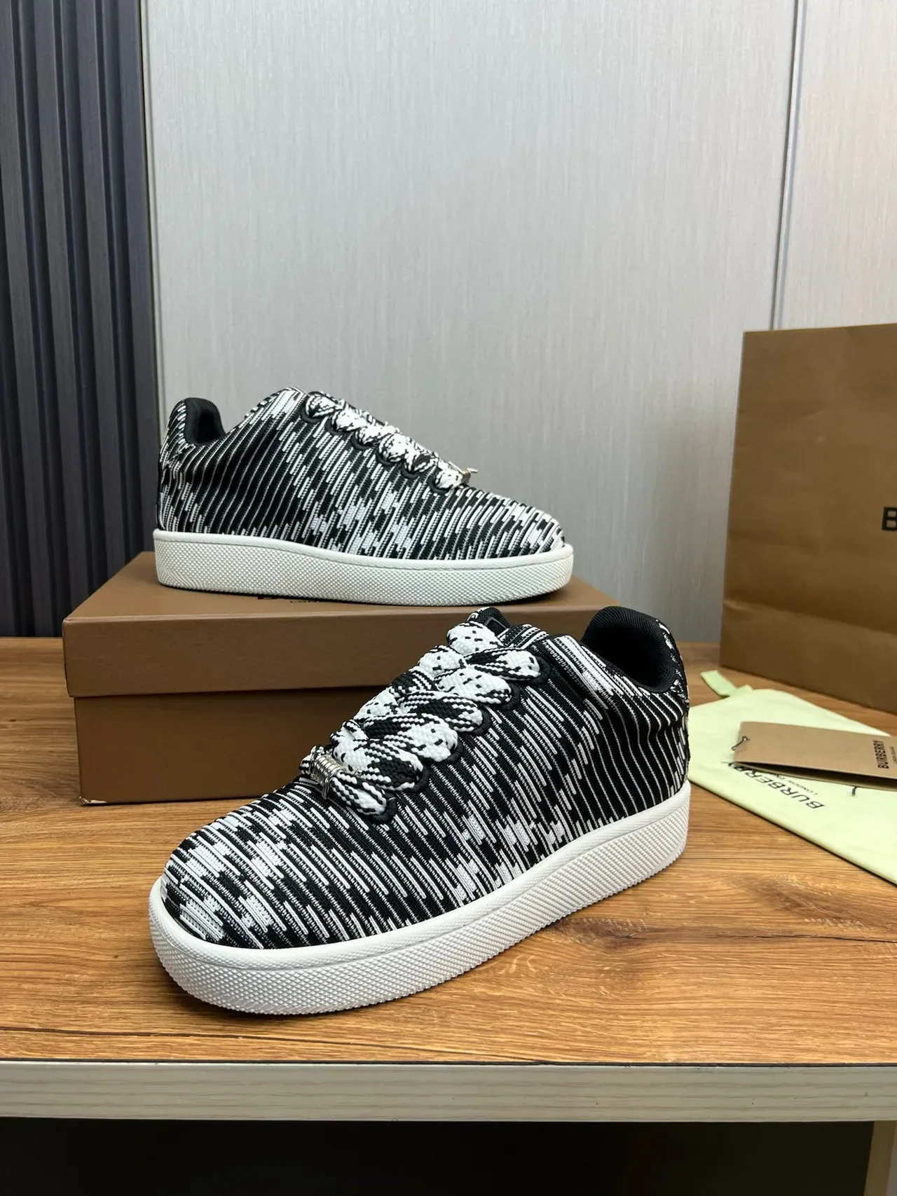 Burberry tricot rayé noir blanc sneakers de style de vie 3