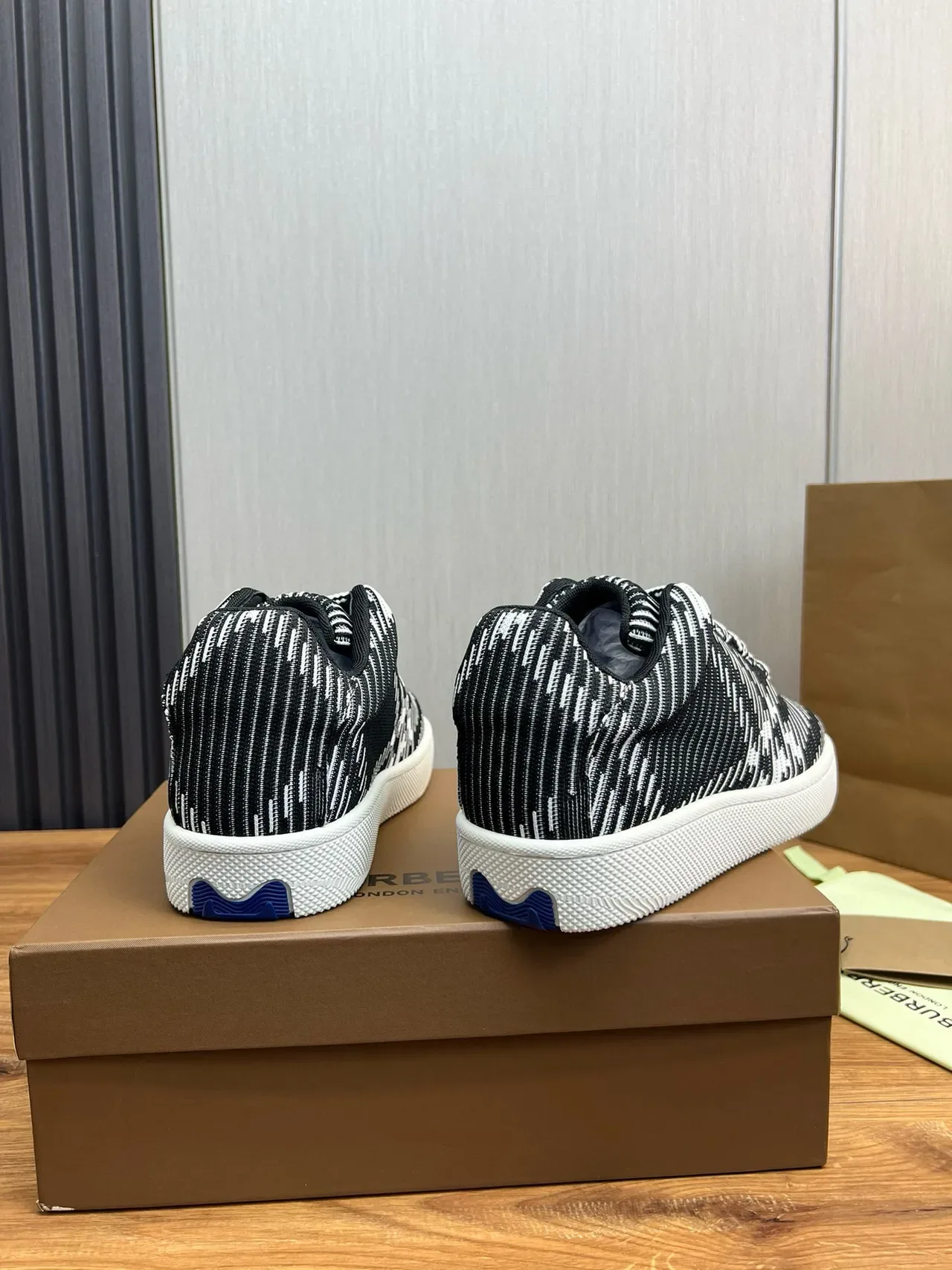 Burberry tricot rayé noir blanc sneakers de style de vie 4