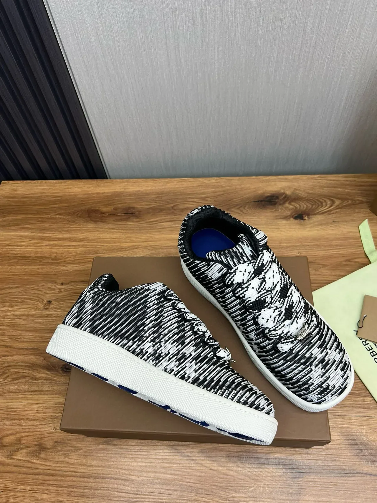 Burberry tricot rayé noir blanc sneakers de style de vie 5