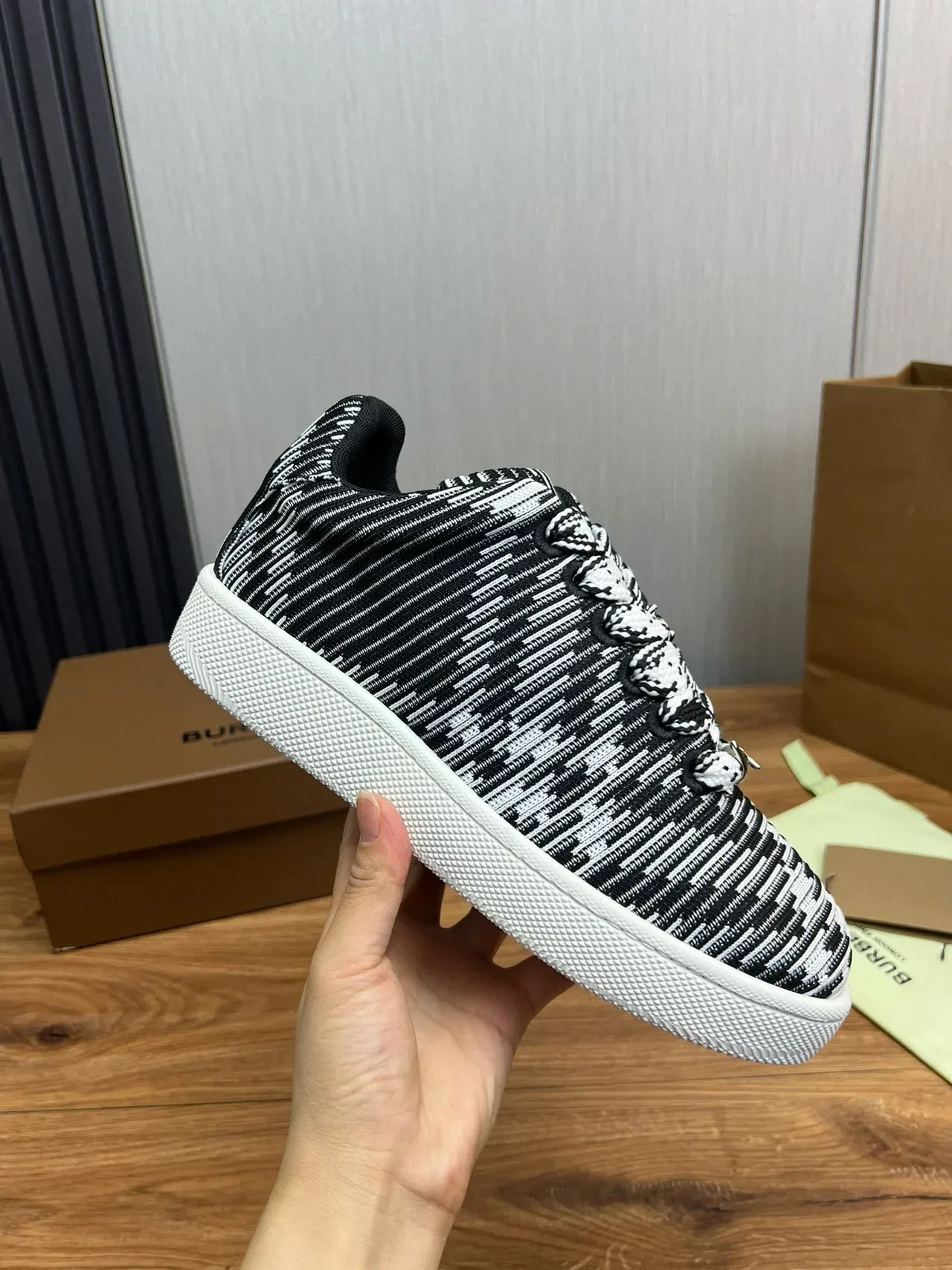 Burberry tricot rayé noir blanc sneakers de style de vie 6