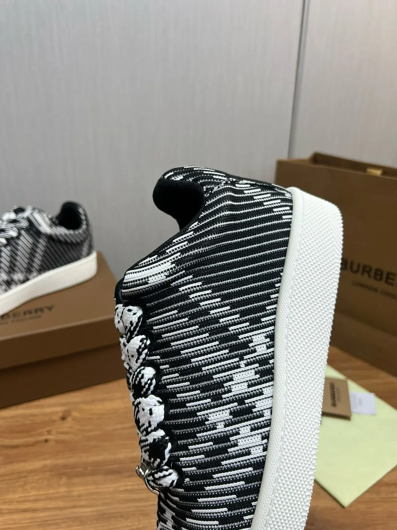 Burberry tricot rayé noir blanc sneakers de style de vie 7