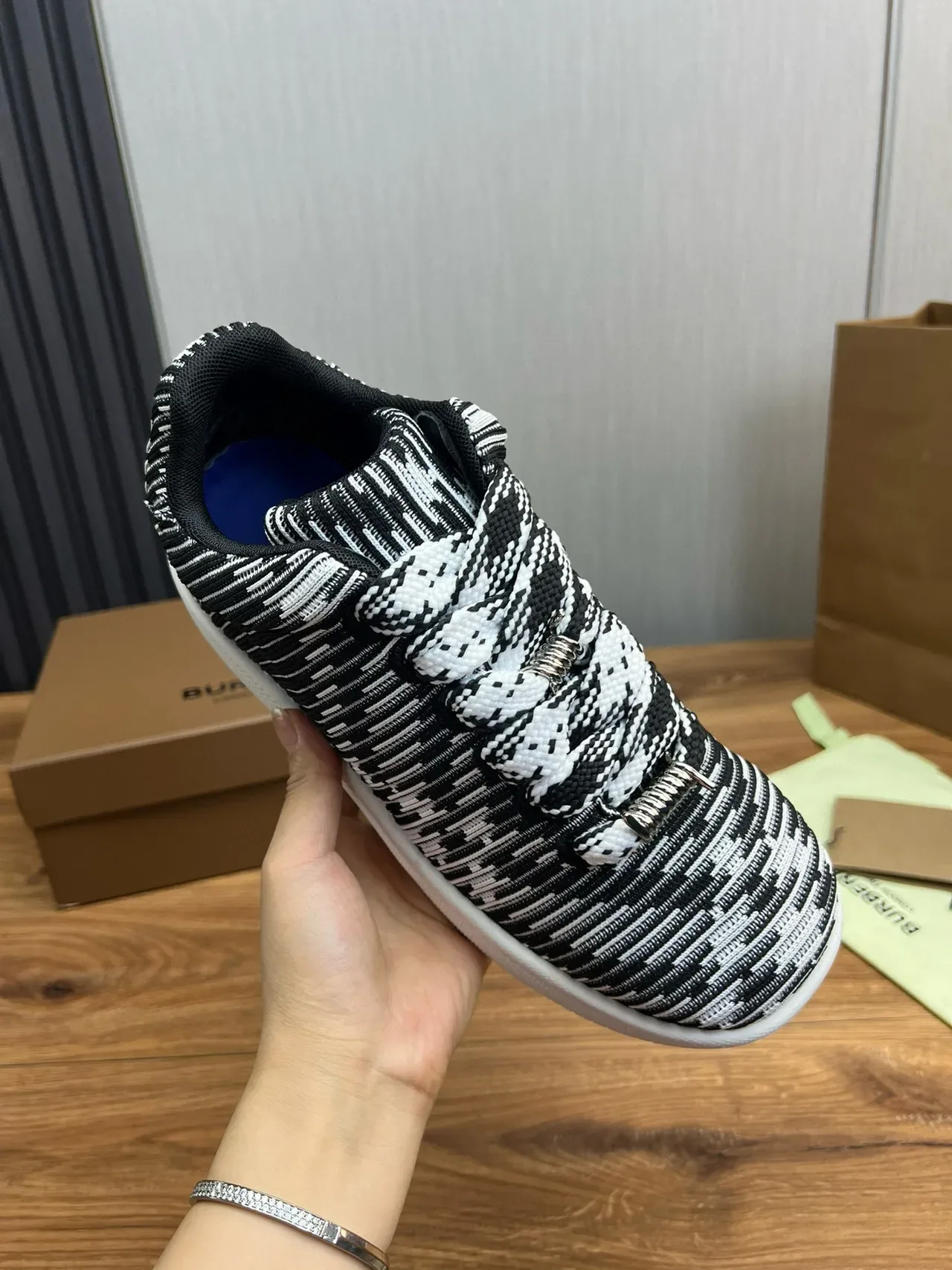 Burberry tricot rayé noir blanc sneakers de style de vie 8