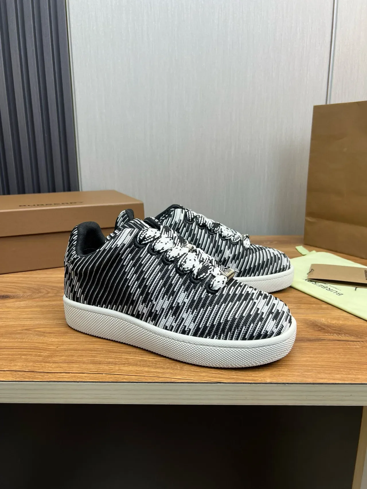 Burberry tricot rayé noir blanc sneakers de style de vie 9