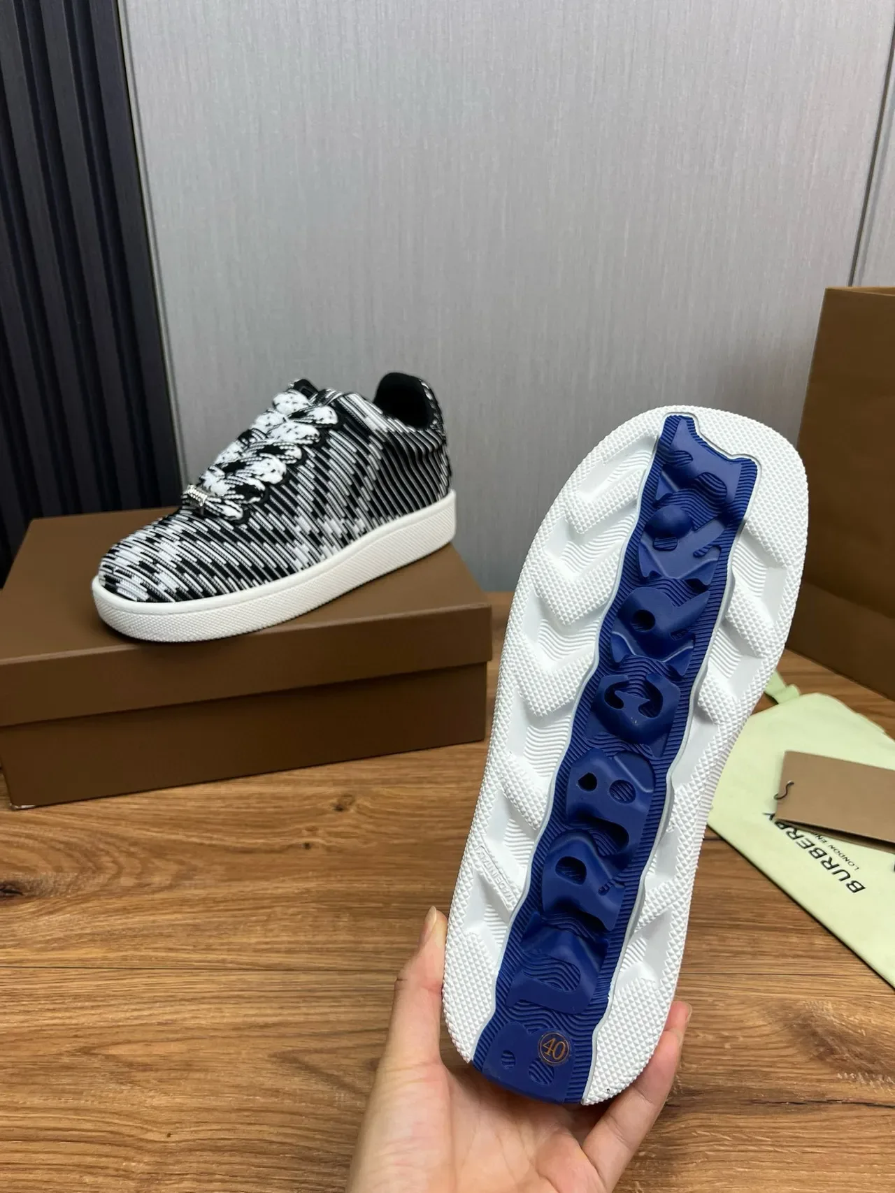 Burberry tricot rayé noir blanc sneakers de style de vie 10