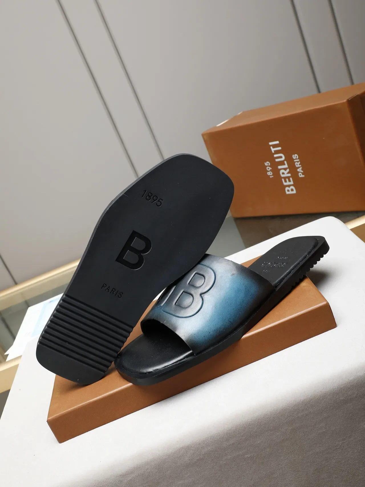 Burberry Logo Slide काला भूरा नीला ग्रेडिएंट स्लिपर्स 6
