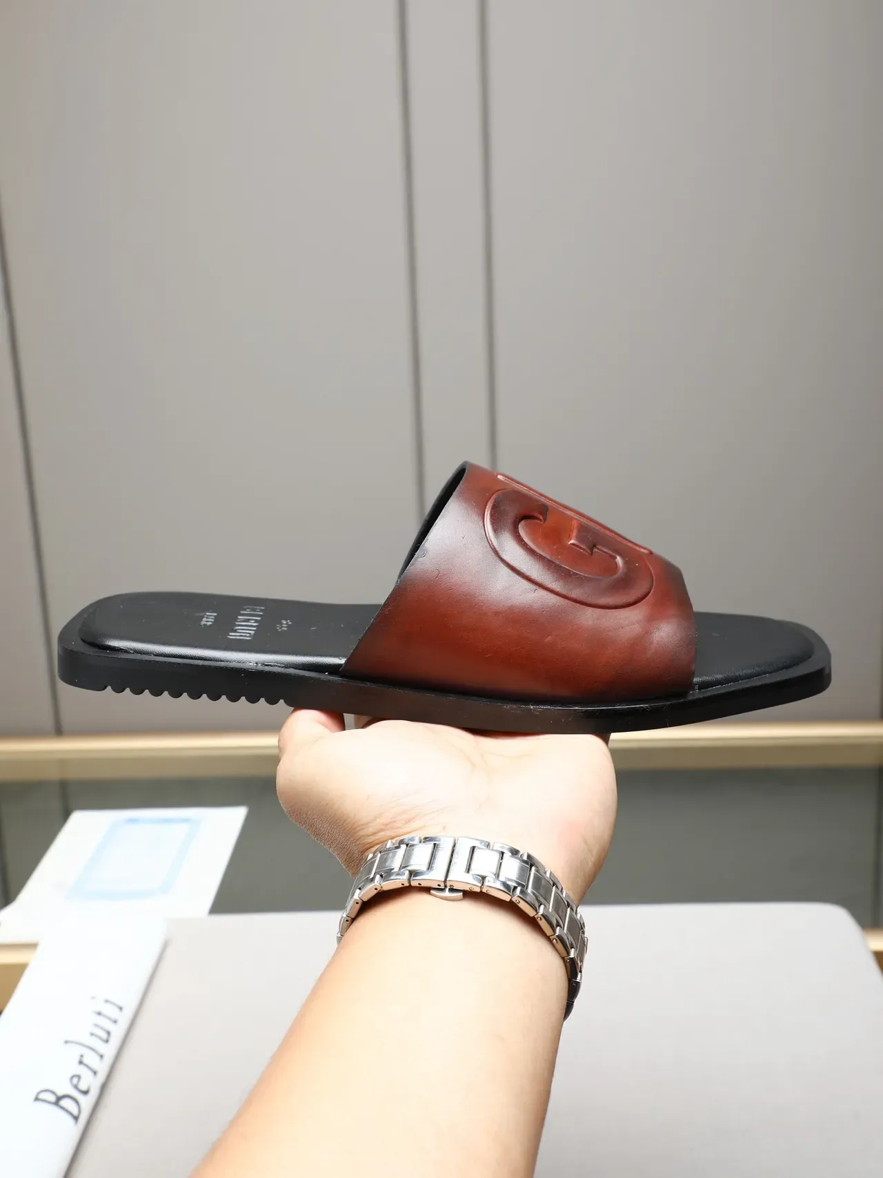 Burberry Logo Slide काला भूरा नीला ग्रेडिएंट स्लिपर्स 10