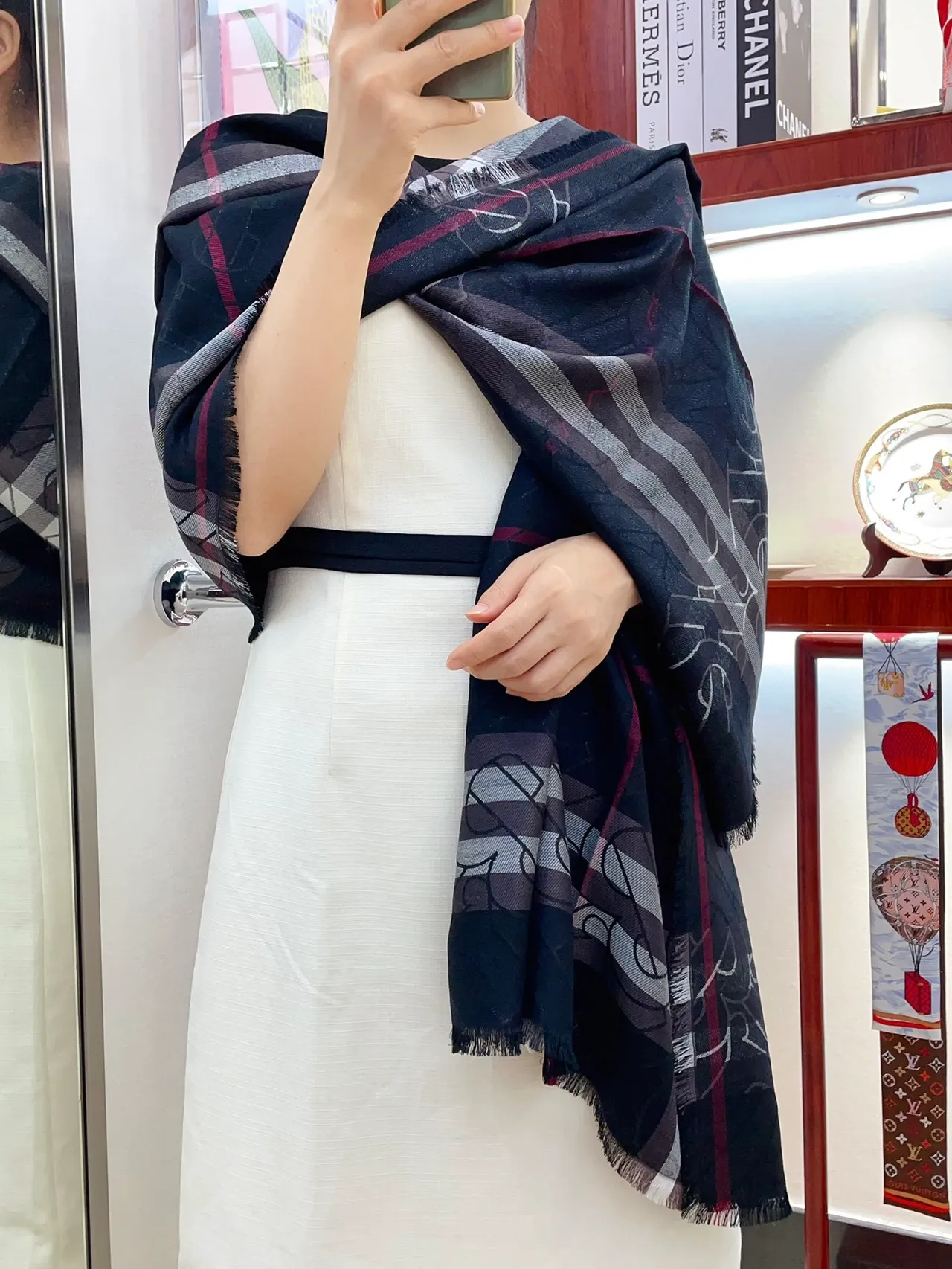 Burberry 印花格纹围巾 海军蓝白色 叠穿 流苏边 羊绒围巾 2