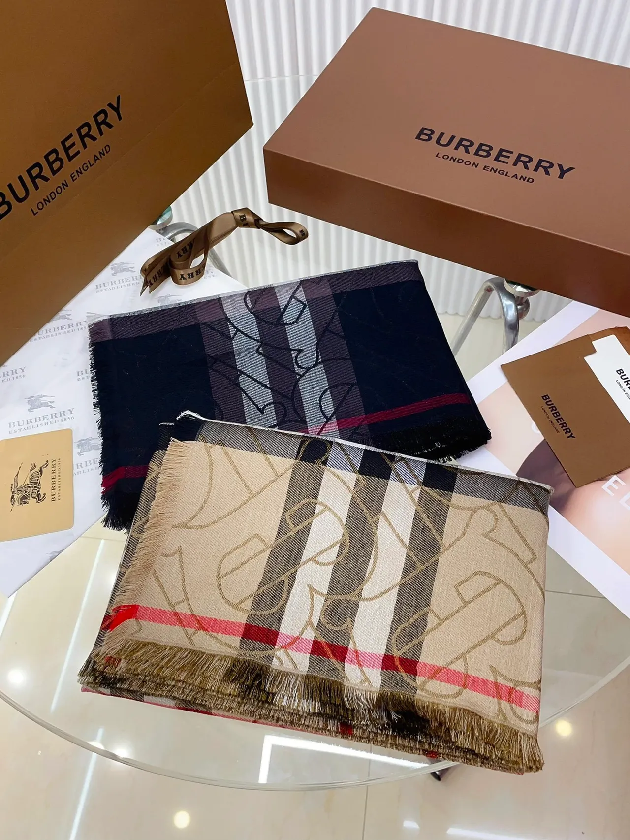 Burberry 印花格纹围巾 海军蓝白色 叠穿 流苏边 羊绒围巾 4