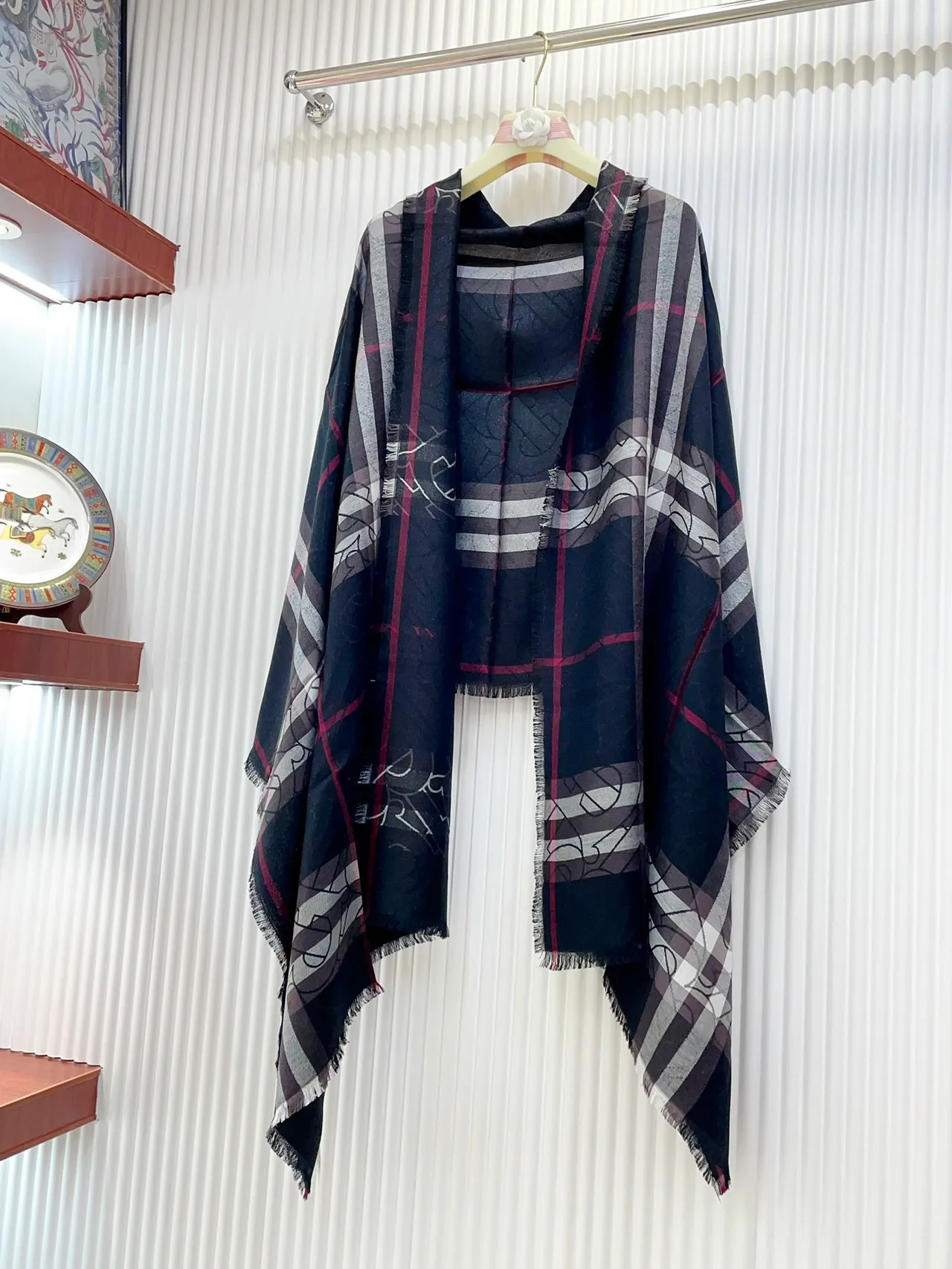 Burberry 印花格纹围巾 海军蓝白色 叠穿 流苏边 羊绒围巾 6
