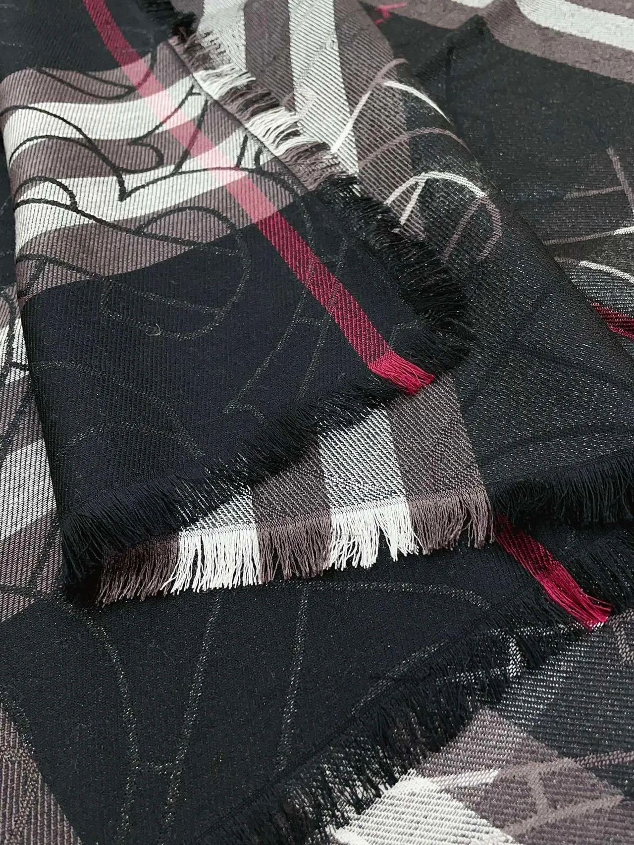 Burberry 印花格纹围巾 海军蓝白色 叠穿 流苏边 羊绒围巾 8