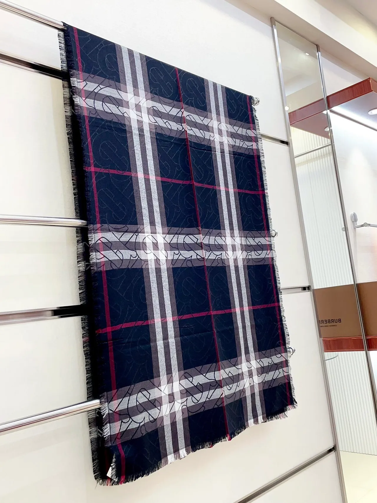 Burberry 印花格纹围巾 海军蓝白色 叠穿 流苏边 羊绒围巾 9
