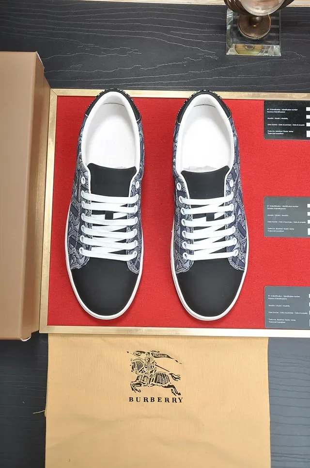 Burberry Chaussures lifestyle à semelle basse avec imprimé Monogram 4