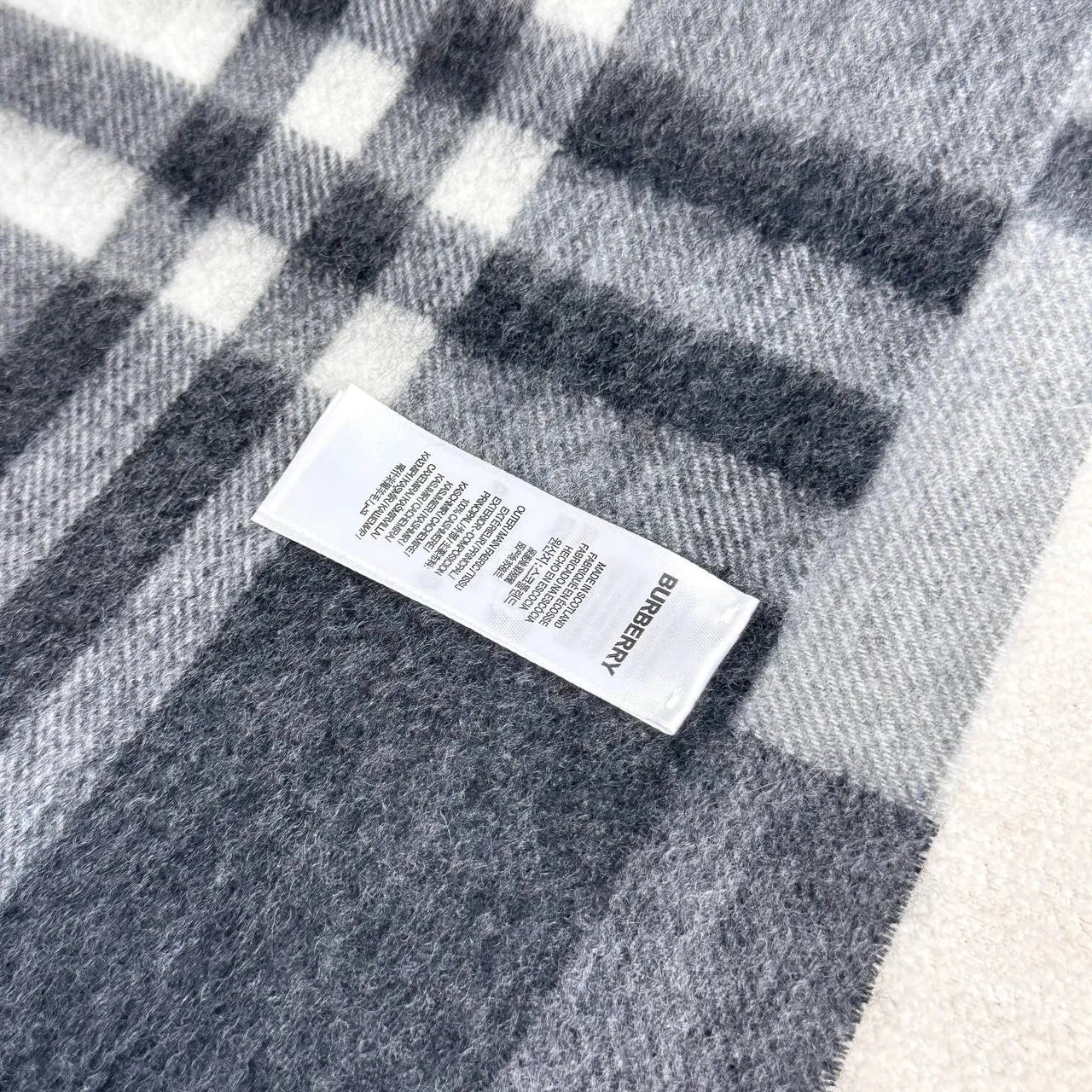 Burberry Nova Check Black White Gray Cashmere 围巾 2