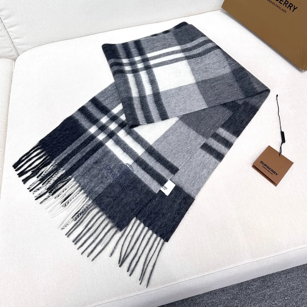 Burberry Nova Check Black White Gray Cashmere 围巾 5