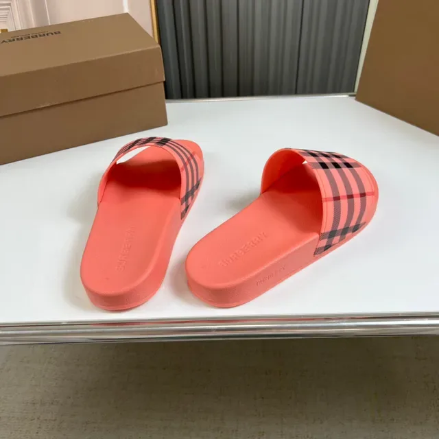 Burberry Chaussons Rose Noir Semelle Caoutchouc Moldée Large Sangle Imprimée Carreaux 5