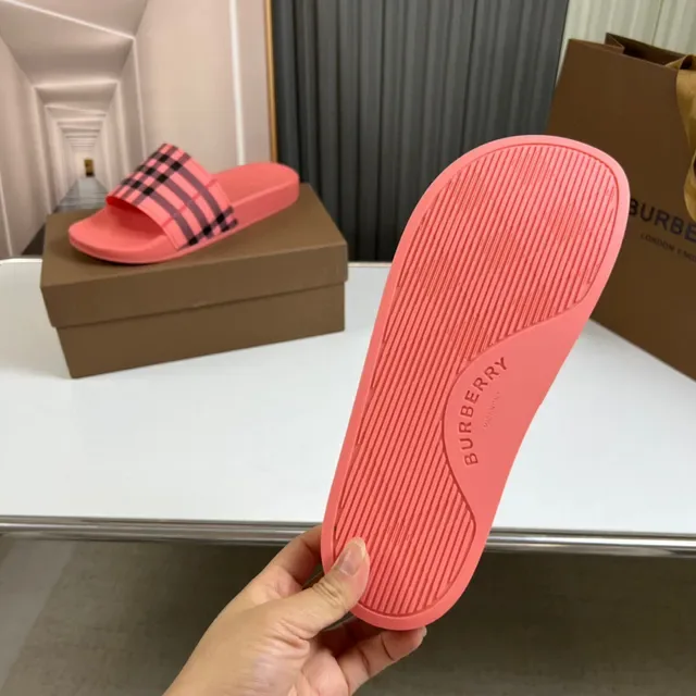 Burberry Chaussons Rose Noir Semelle Caoutchouc Moldée Large Sangle Imprimée Carreaux 9