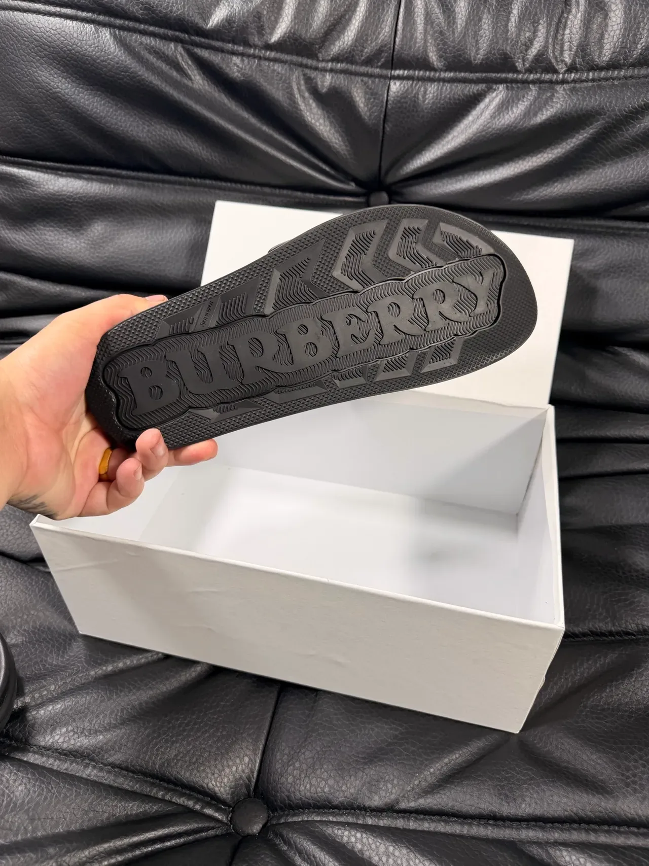 Burberry Slide Noir Doré Lanière Cuir Plaque Monogramme Chaussons 2