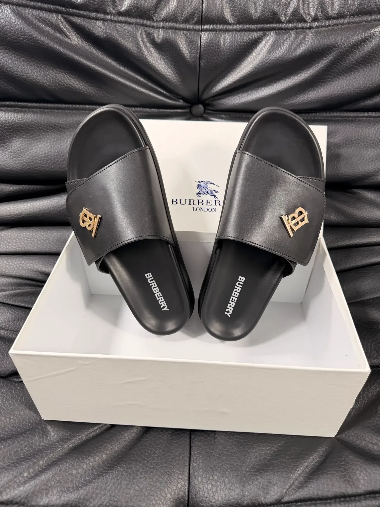 Burberry Slide Noir Doré Lanière Cuir Plaque Monogramme Chaussons 3