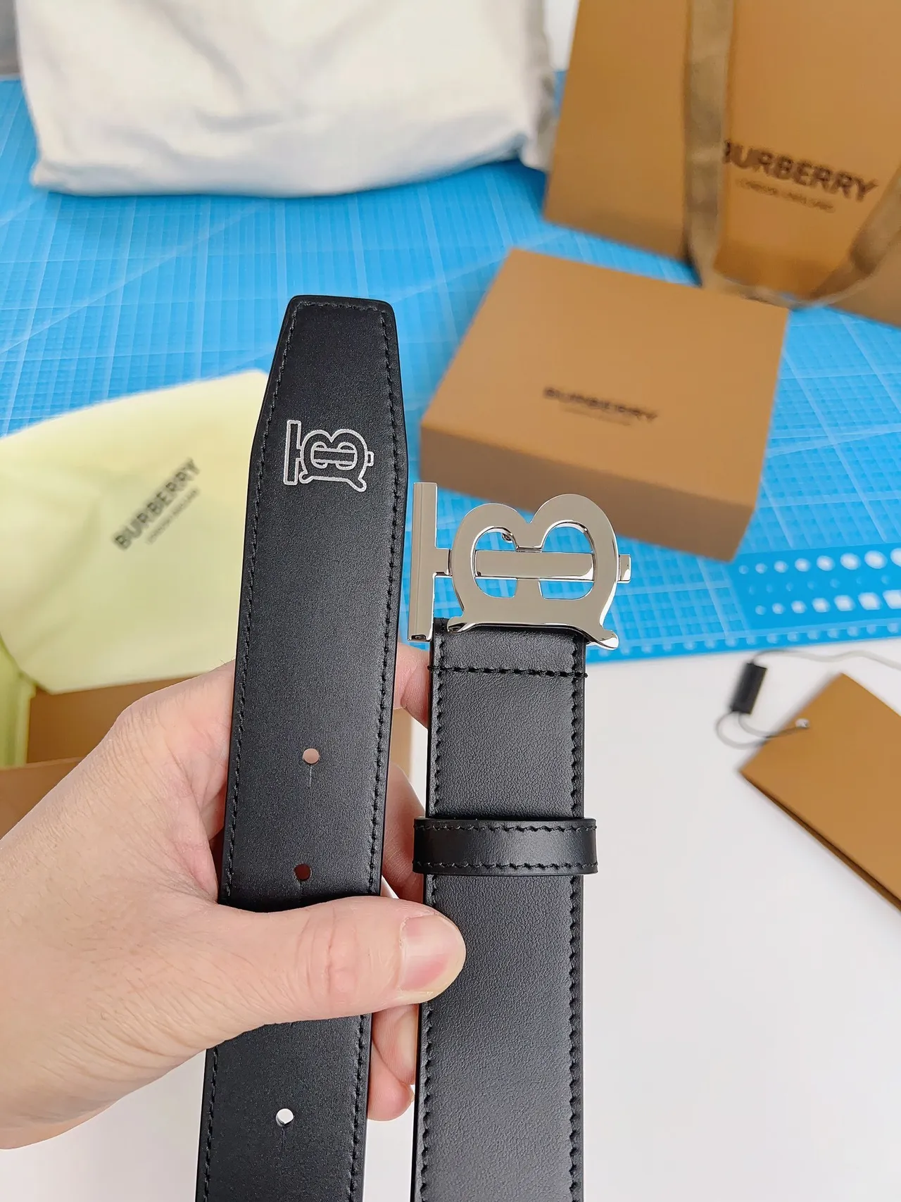 Burberry TB Monogram حزام جلد أسود 6