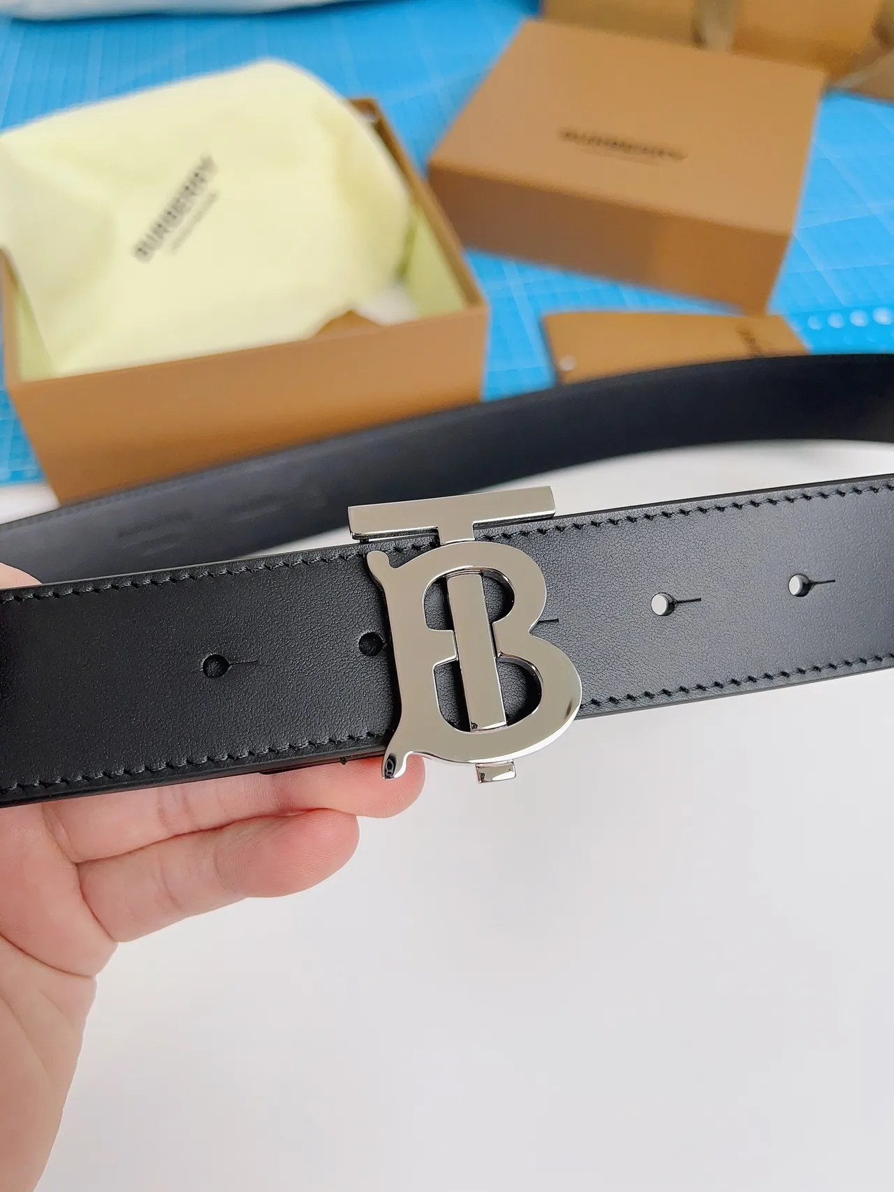 Burberry TB Monogram حزام جلد أسود 7