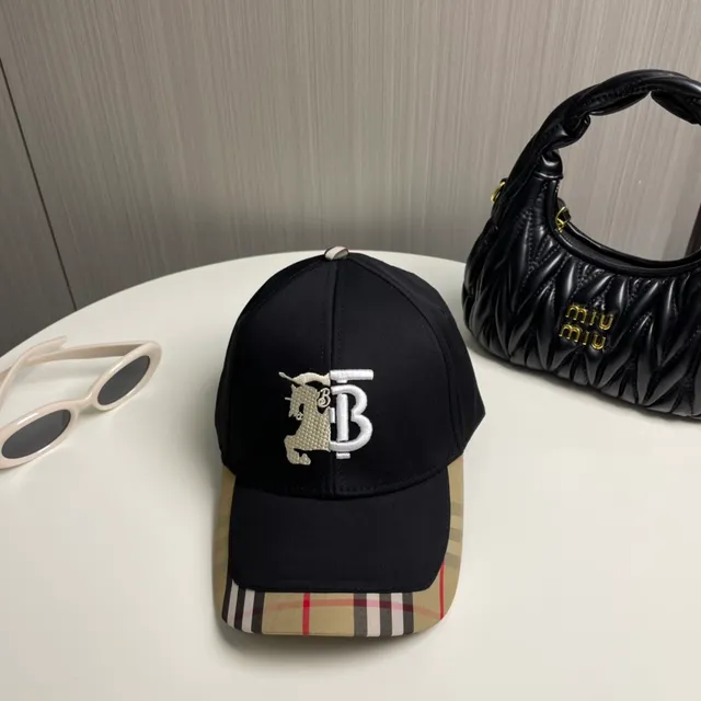 Burberry TB Monogram 骑士棒球帽 3