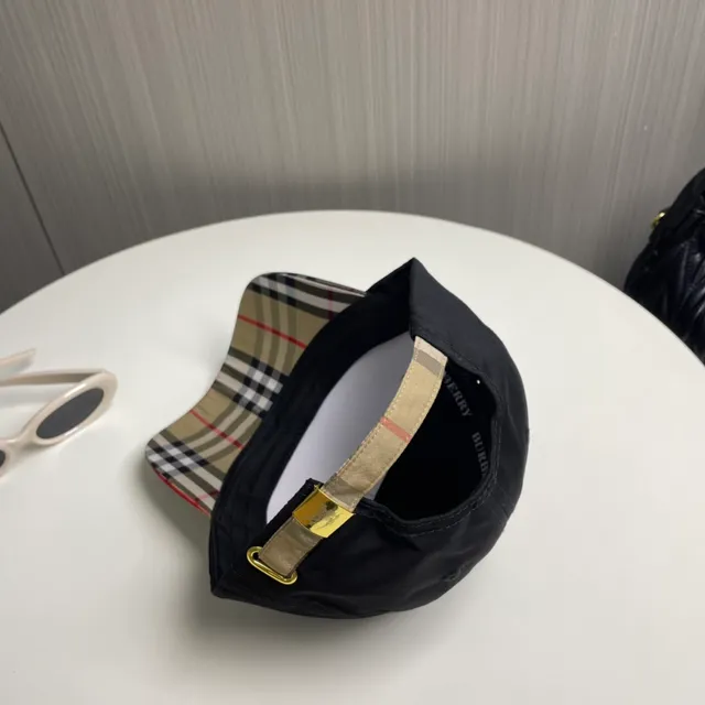 Burberry TB Monogram 骑士棒球帽 4