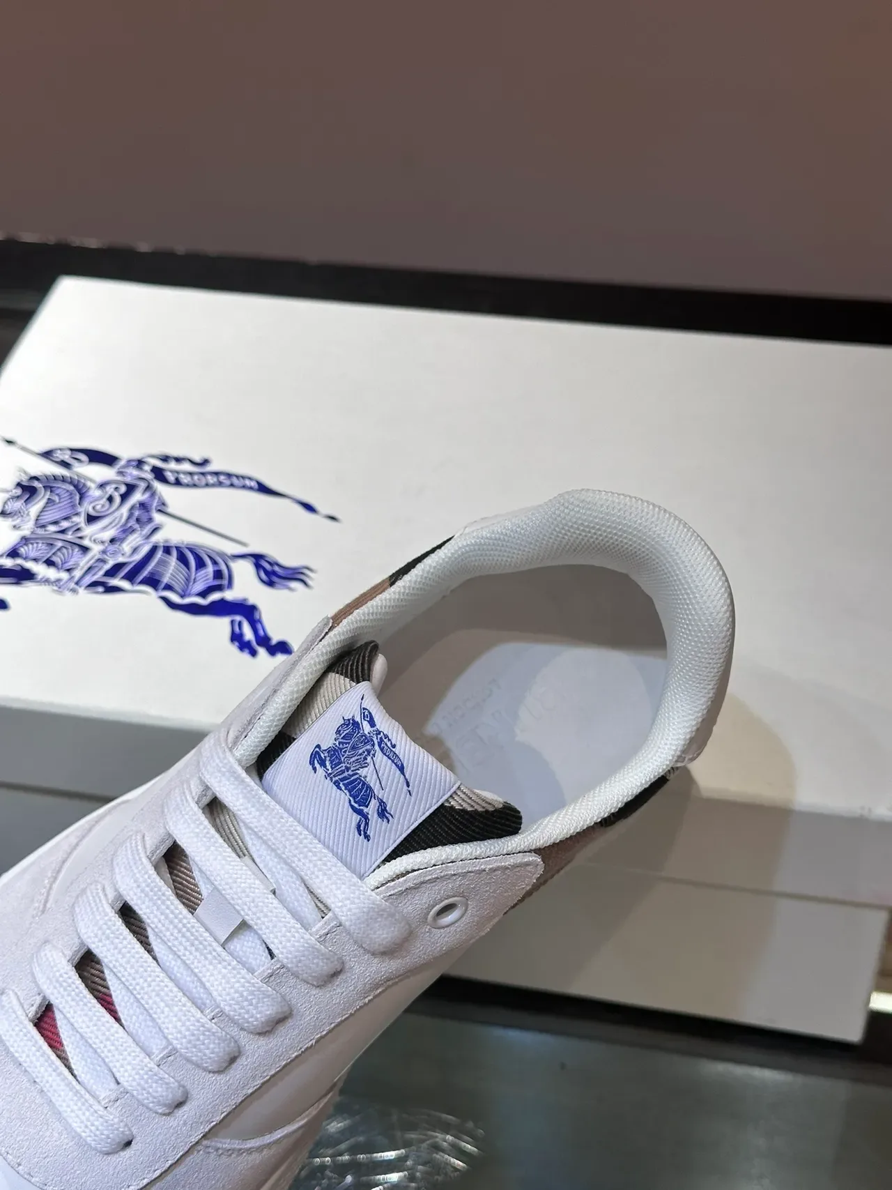 Burberry أبيض بيج حذاء رياضي لايت توب من المواد المختلطة نمط حياة 4
