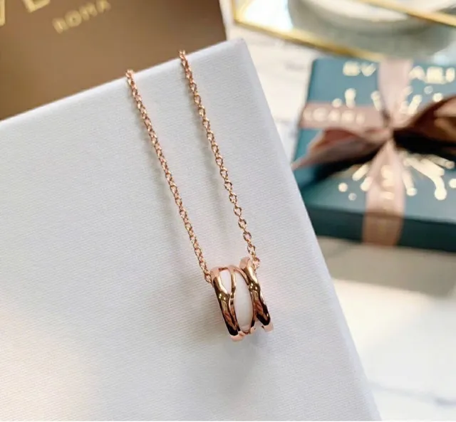 Bvlgari B.zero1 Oro Rosa y Cerámica Blanca Collar 2