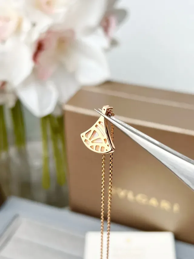 Bvlgari Divas’ Dream Colliers pendentifs en forme d'éventail en émail et nacre 2
