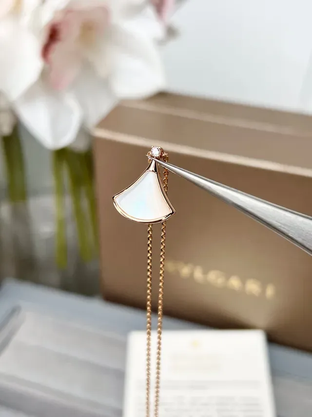 Bvlgari Divas’ Dream Colliers pendentifs en forme d'éventail en émail et nacre 3