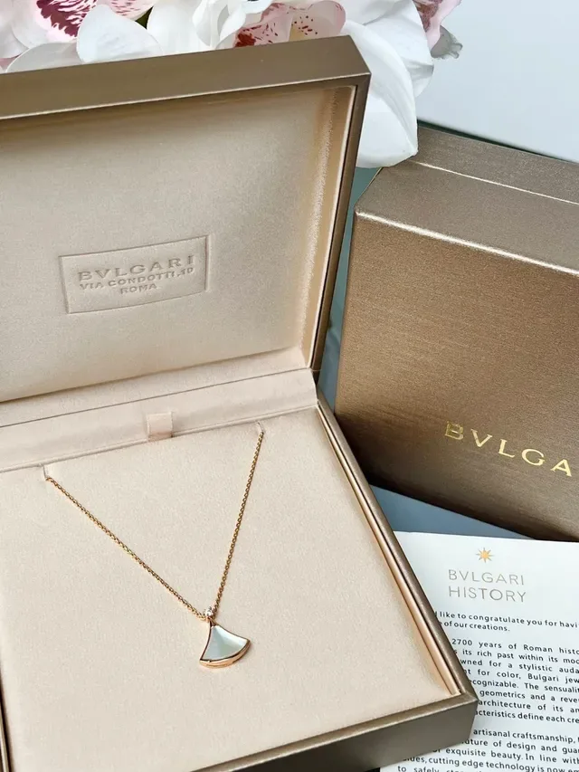 Bvlgari Divas’ Dream Colliers pendentifs en forme d'éventail en émail et nacre 4