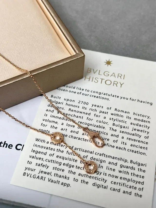 Bvlgari Divas’ Dream Colliers pendentifs en forme d'éventail en émail et nacre 5