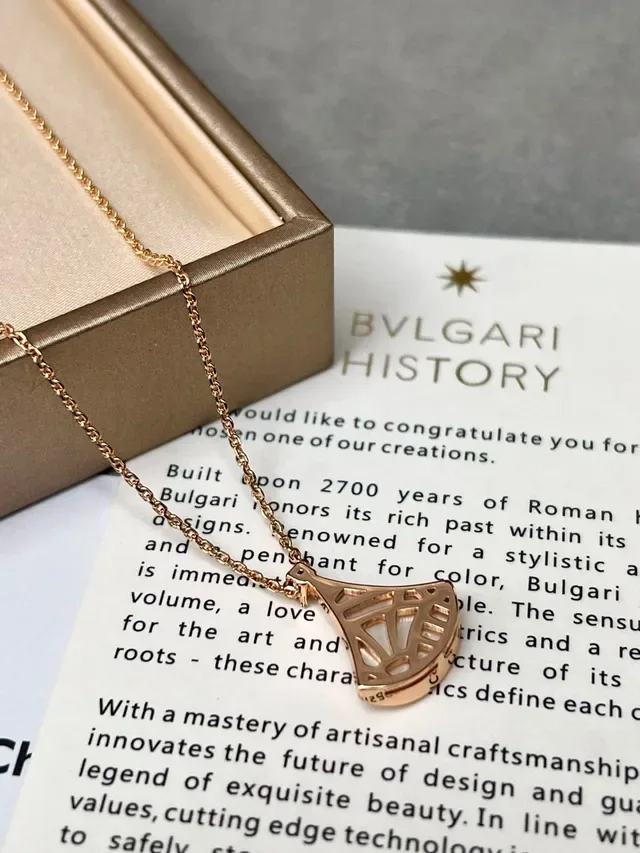 Bvlgari Divas’ Dream Colliers pendentifs en forme d'éventail en émail et nacre 6