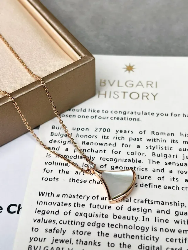 Bvlgari Divas’ Dream Colliers pendentifs en forme d'éventail en émail et nacre 7
