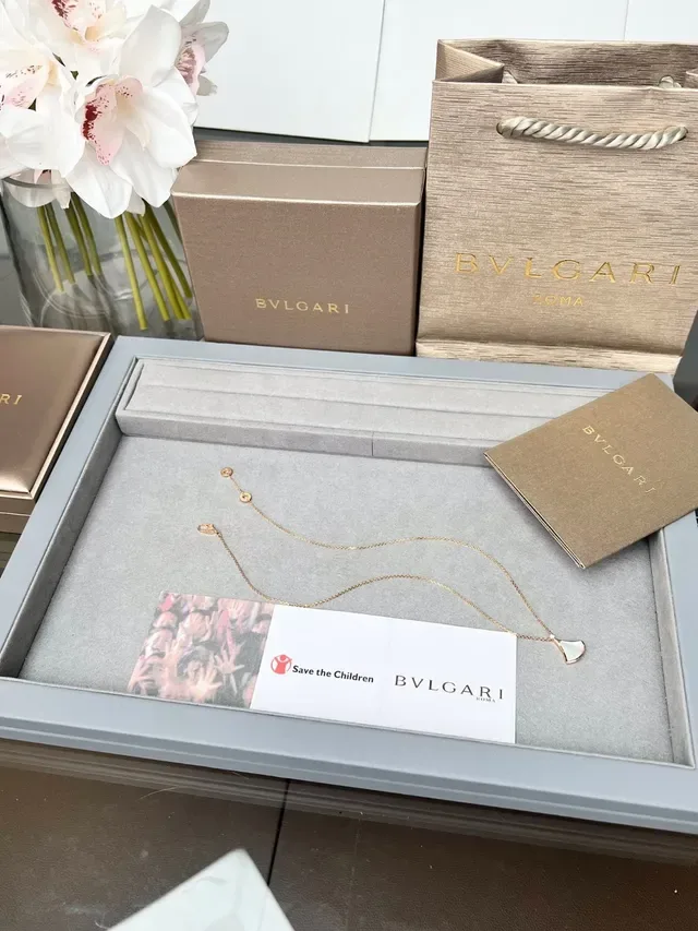 Bvlgari Divas’ Dream Colliers pendentifs en forme d'éventail en émail et nacre 8