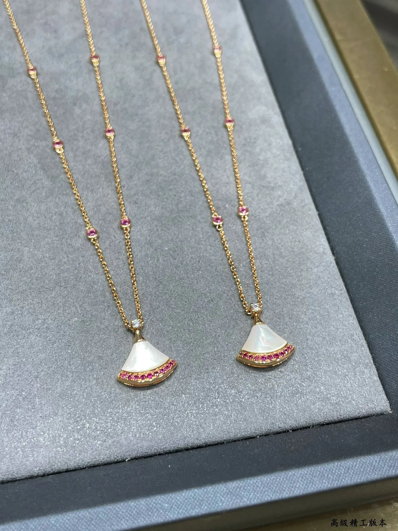 Bvlgari Divas’ Dream সোনা গোলাপি পাখা আকৃতির পেন্ডেন্ট মাদার-অফ-পার্ল সেন্টার মালা 3