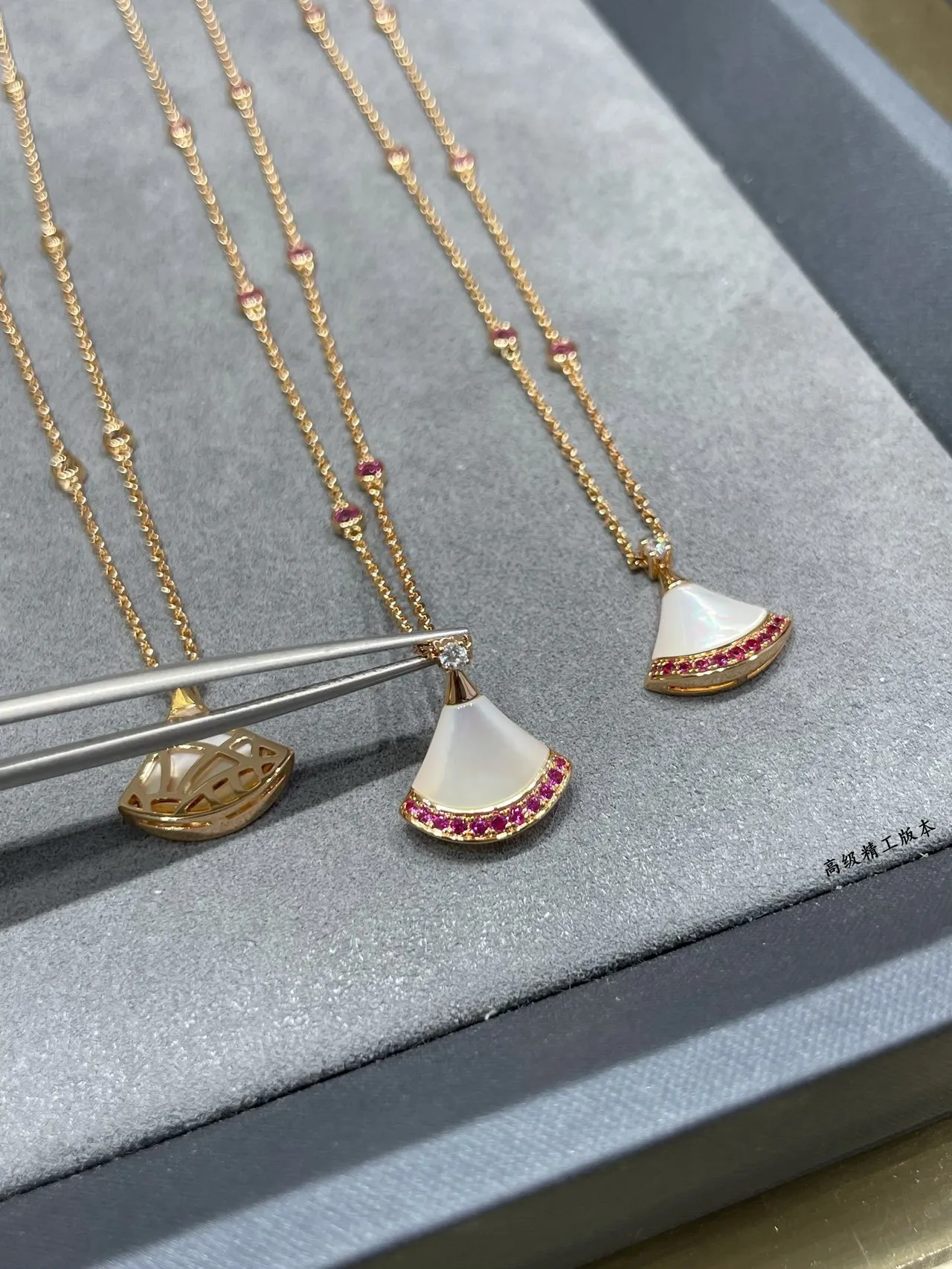 Bvlgari Divas’ Dream সোনা গোলাপি পাখা আকৃতির পেন্ডেন্ট মাদার-অফ-পার্ল সেন্টার মালা 7