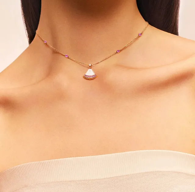 Bvlgari Divas’ Dream সোনা গোলাপি পাখা আকৃতির পেন্ডেন্ট মাদার-অফ-পার্ল সেন্টার মালা 9
