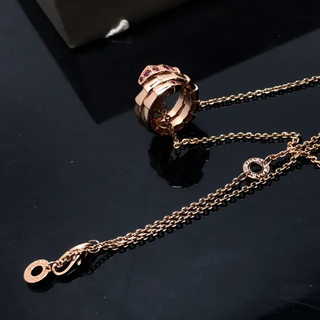 Bvlgari 金色红色盘绕蛇玫瑰项链 2
