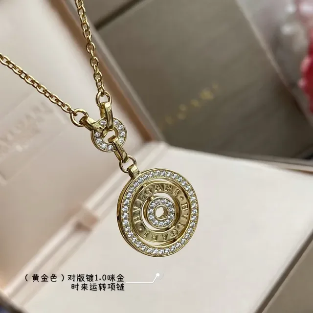 Bvlgari Colar Pendente Circular Giratório em Ouro com Diamantes Pavé Brancos 4