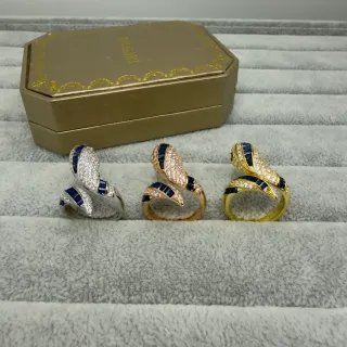 Bvlgari Serpenti ब्लू गोल्ड सर्पेंटाइन कॉइल बैगेट-कट नीलम रिंग