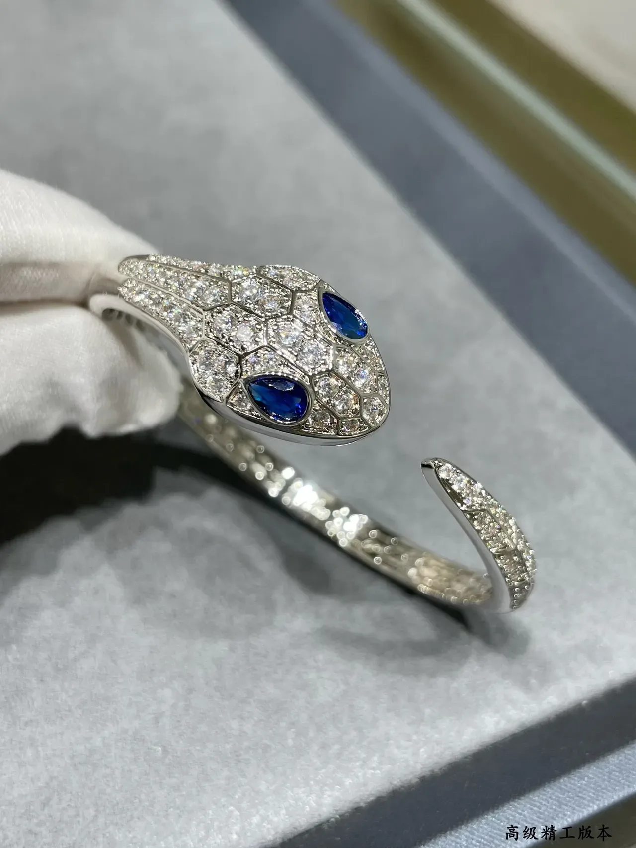 Bvlgari Serpenti Bracelet tête de serpent avec diamants et saphirs 3