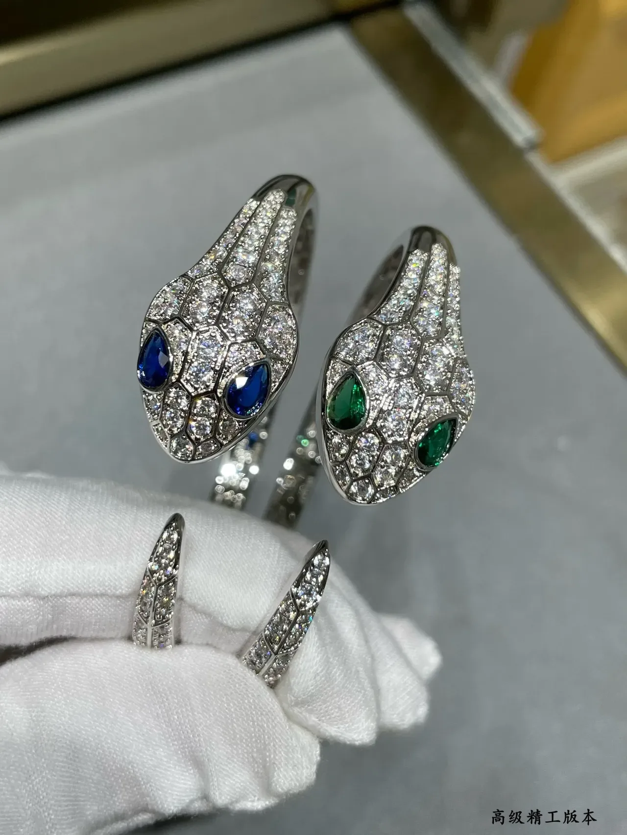 Bvlgari Serpenti Bracelet tête de serpent avec diamants et saphirs 4